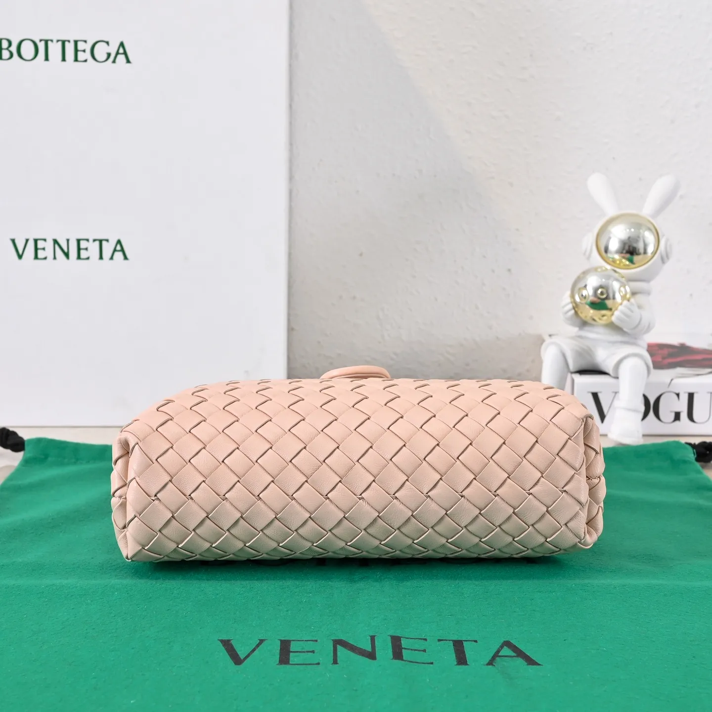 Batch 1880 BOTTEGA VENETA LAUREN 1980 small clutch bag is new! The small size that many people are squatting on is finally here. The self-adjustable zipper is a highlight of this bag. After being removed, it can be used as a handbag for important occasions. One bag unlocks two carrying methods at the same time. It is practical and has a unique sense of structure and beautiful lines. It is more elegant than a small cloud. It is a tribute to the classics and the pursuit of modernity. Style number: 4038 Size: 27*15*8cm
